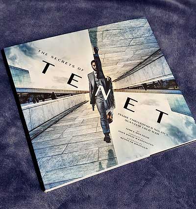 Livre "The Secrets of Tenet" sur tissu bleu.