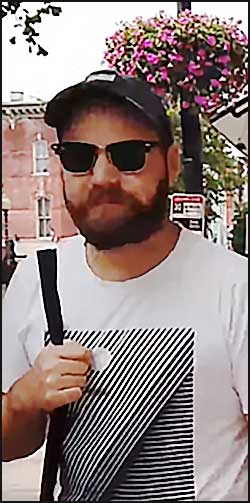 Homme avec lunettes de soleil et sac en ville. Mallory Lebel